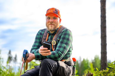 Seppo Maukonen hoitaa sekä puunmyynnin että puunoston Kuution kautta.
